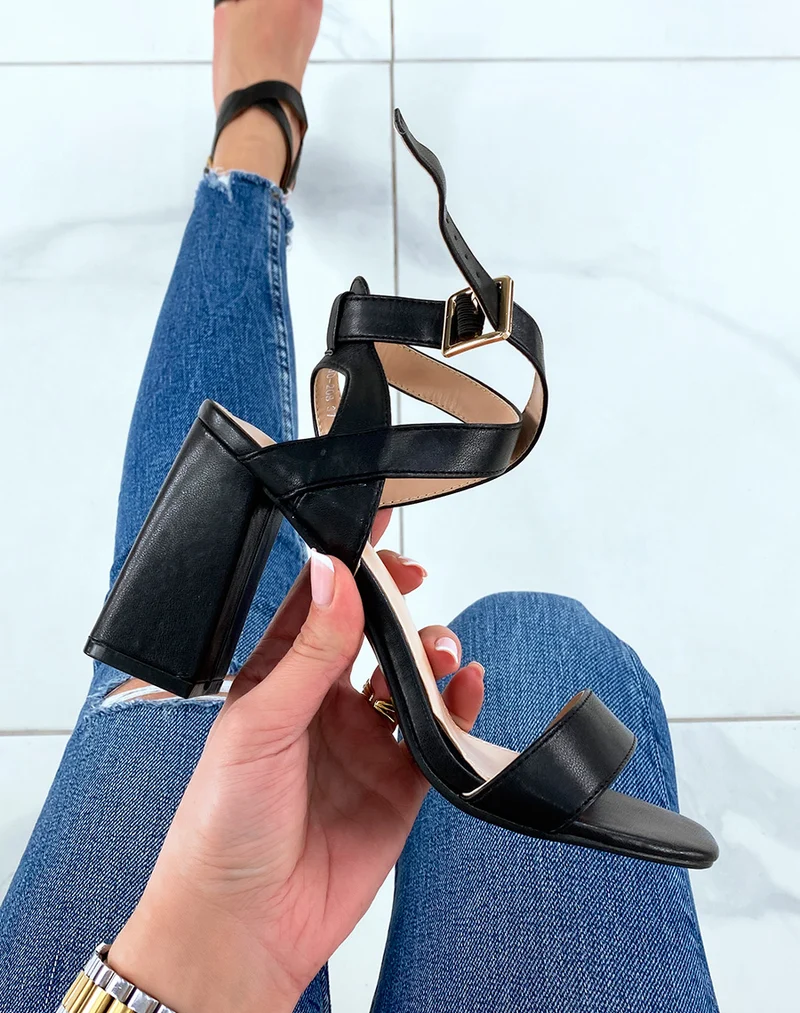Sandales noires à talons et à brides entrecroisées