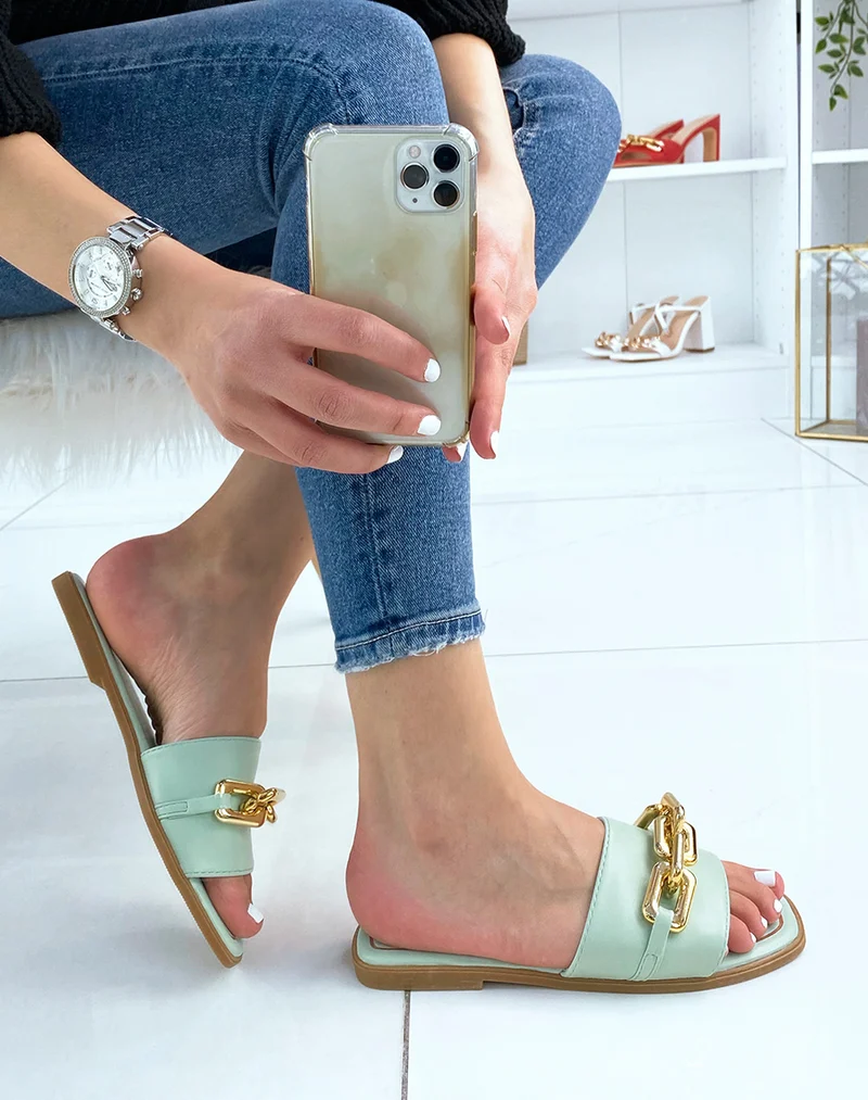 Mules vert pastel à chaîne dorée