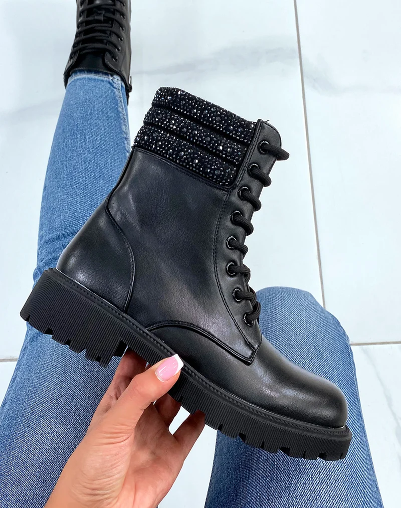 Bottines noires montantes à lacet et à strass