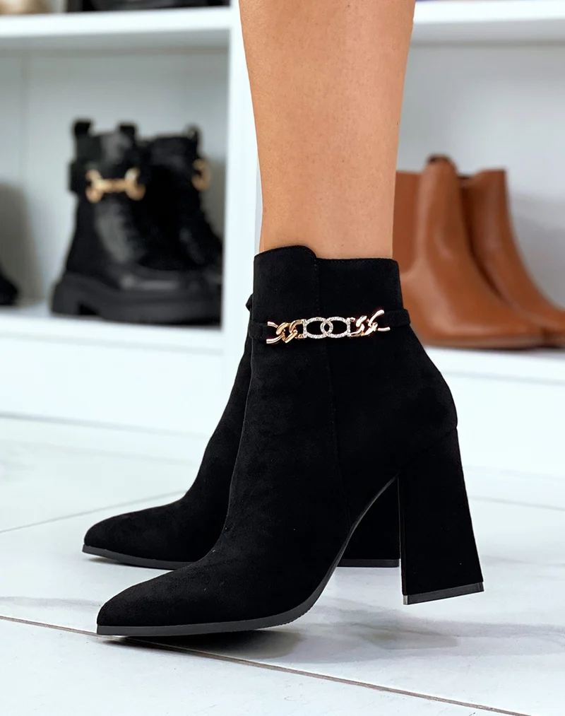 Bottines noires à talons carrés et détails en strass