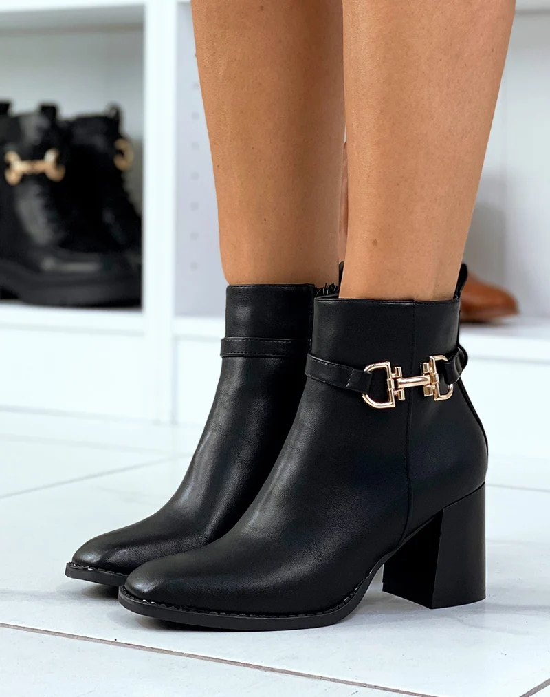 Bottines noires à détail doré et talon carré