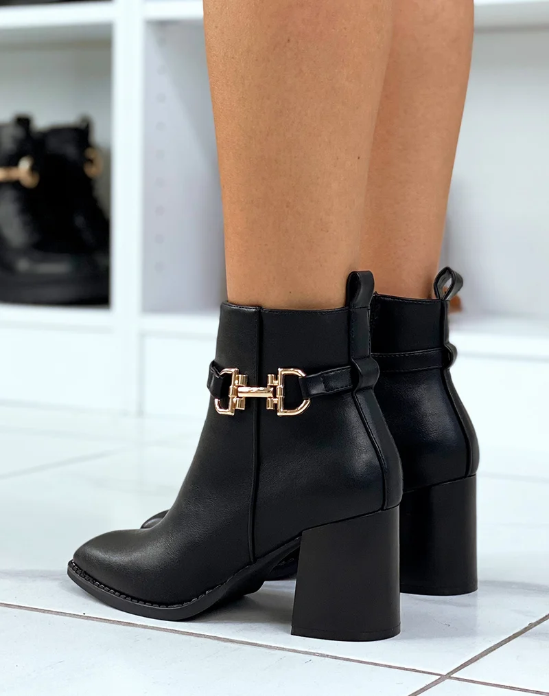 Bottines noires à détail doré et talon carré