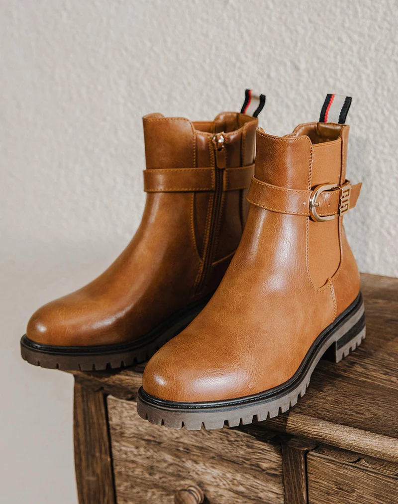 Bottines camel style chelsea à lanière à détail argenté