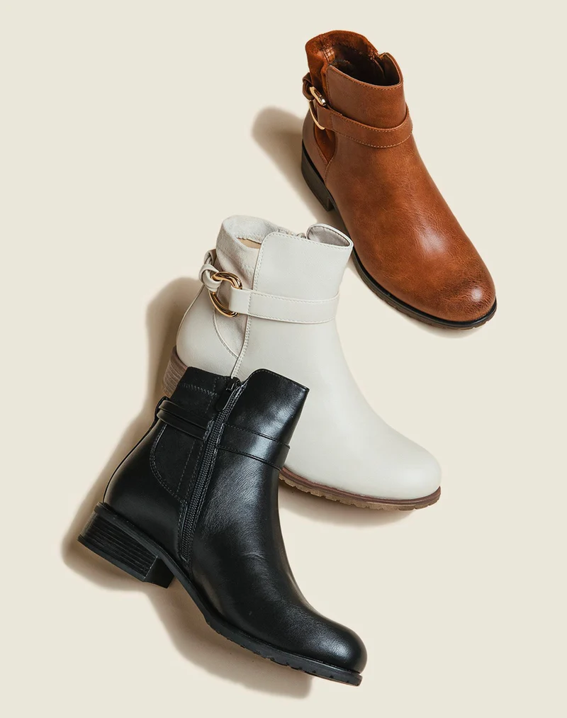 Bottines beiges à lanière à anneau doré