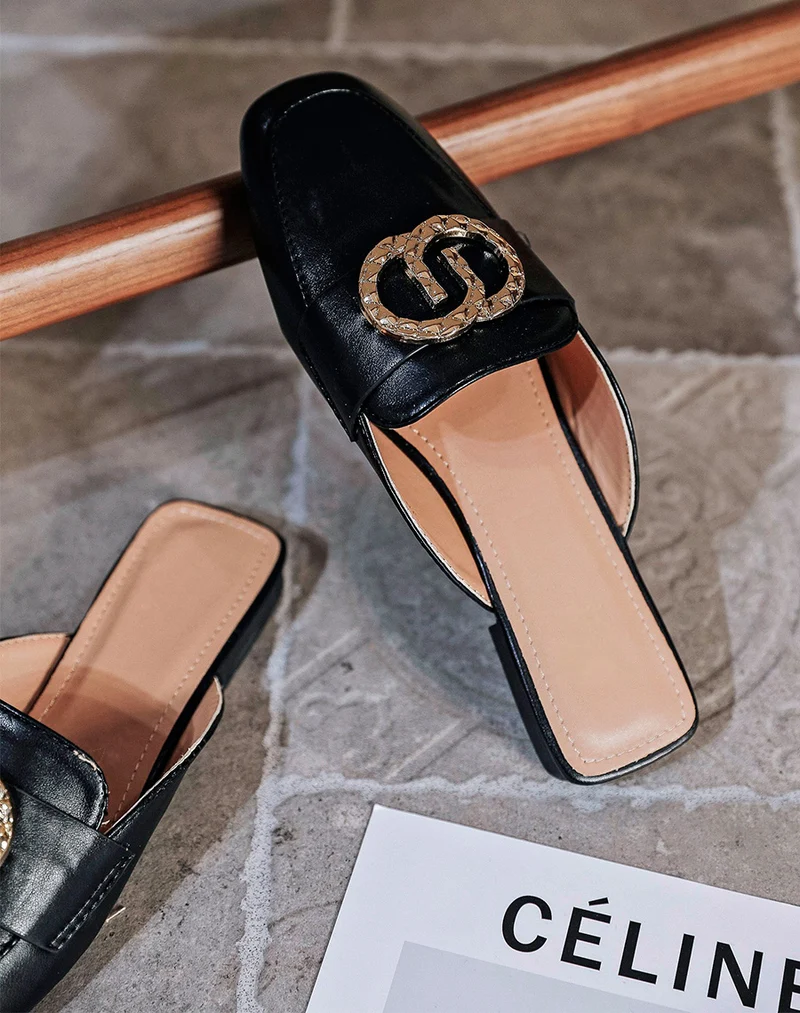 Mules mocassins noirs à bijoux doré avant