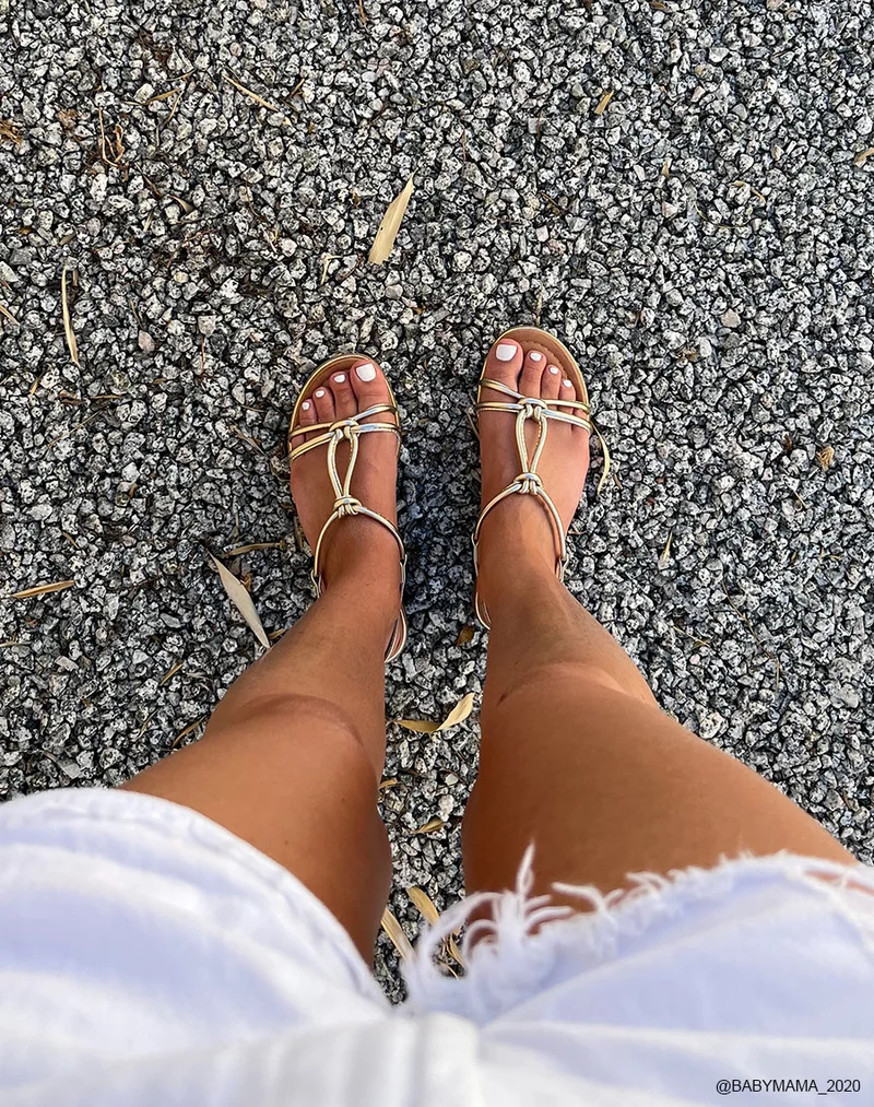 Nu-pieds à lanières nouées dorées