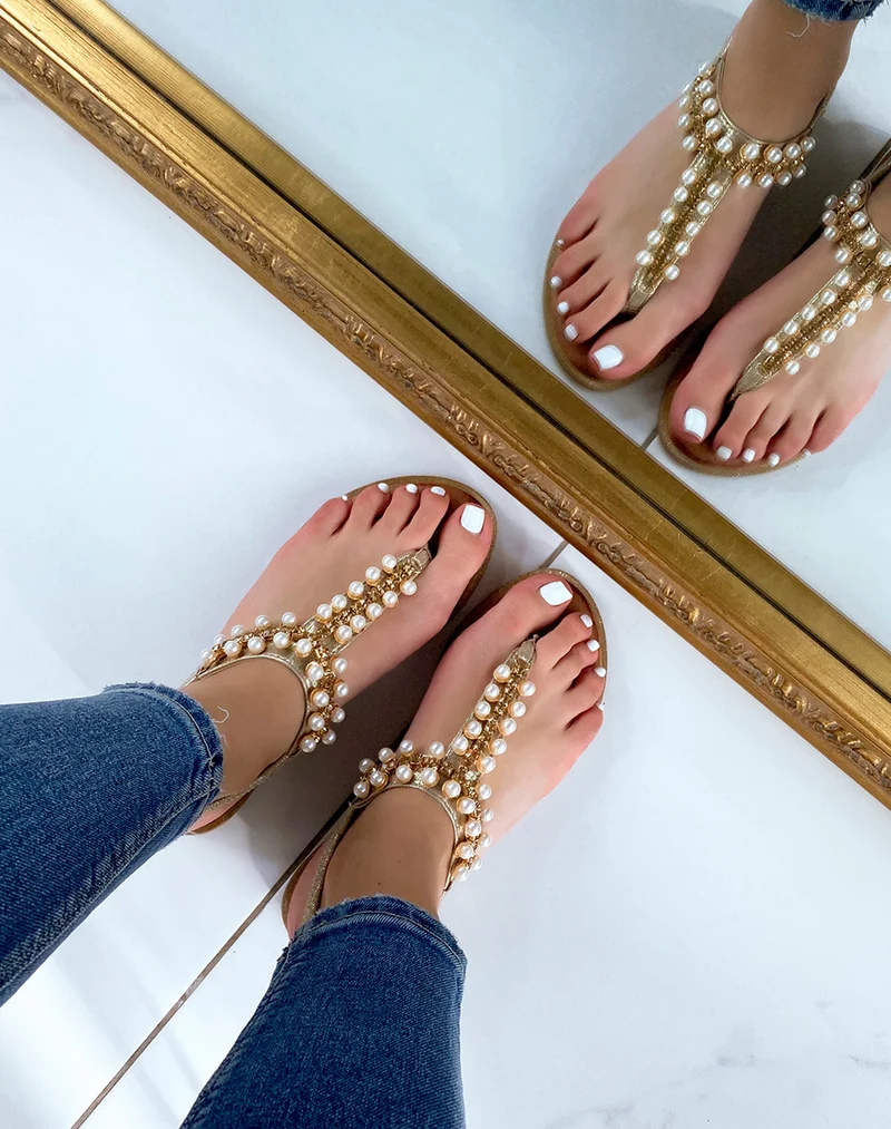 Nu-pieds dorés à perles blanches et strass dorés