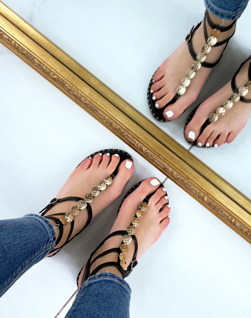 Nu-pieds noirs à multiples lanières et bijoux dorés