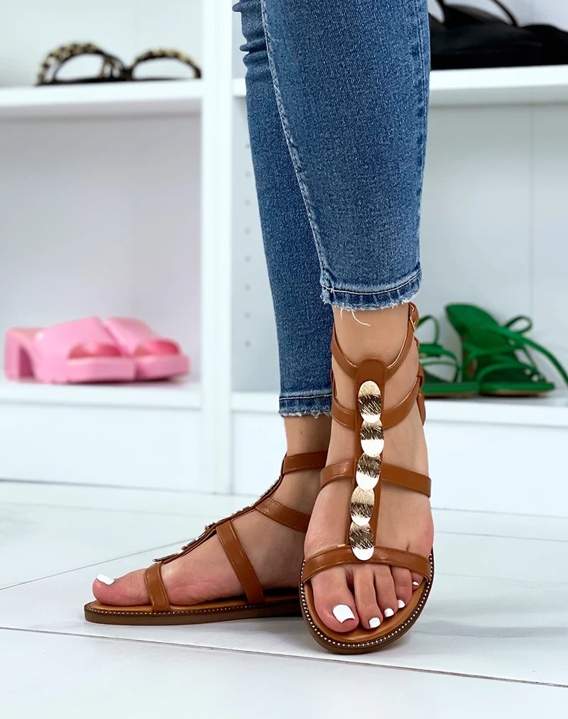 Nu-pieds camel à pièces dorés et multiples brides