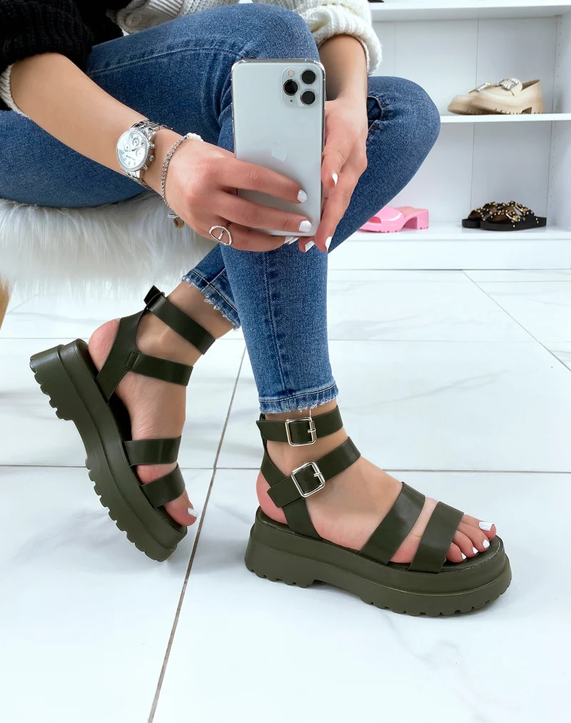 Sandales vert foncé à petit talon et multiples brides épaisses