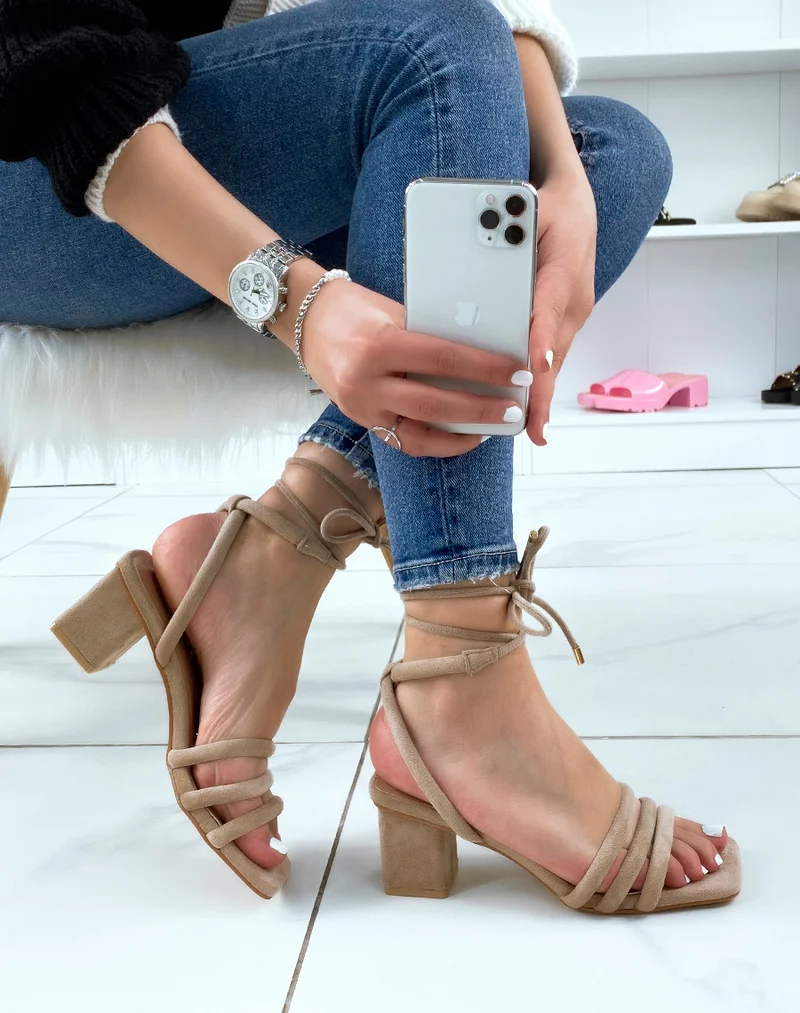 Sandales kaki en suédine à lacets et bout carrés