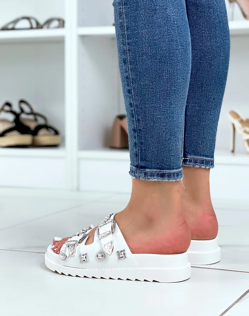 Mules blanches à double brides à bijoux argentés