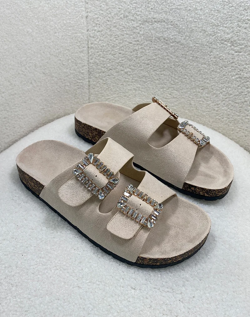 Mules beiges à lanières épaisses et bijoux à strass
