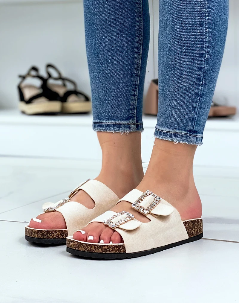 Mules beiges à lanières épaisses et bijoux à strass