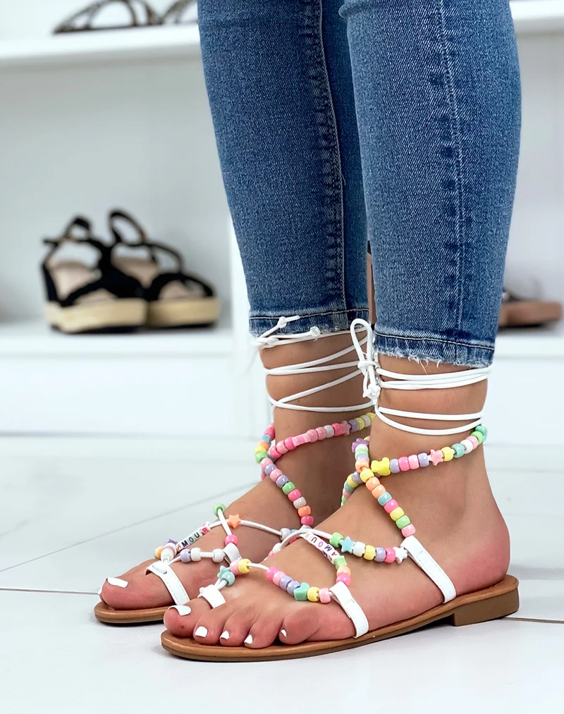 Nu-pieds blancs à longues lanières à perles colorées