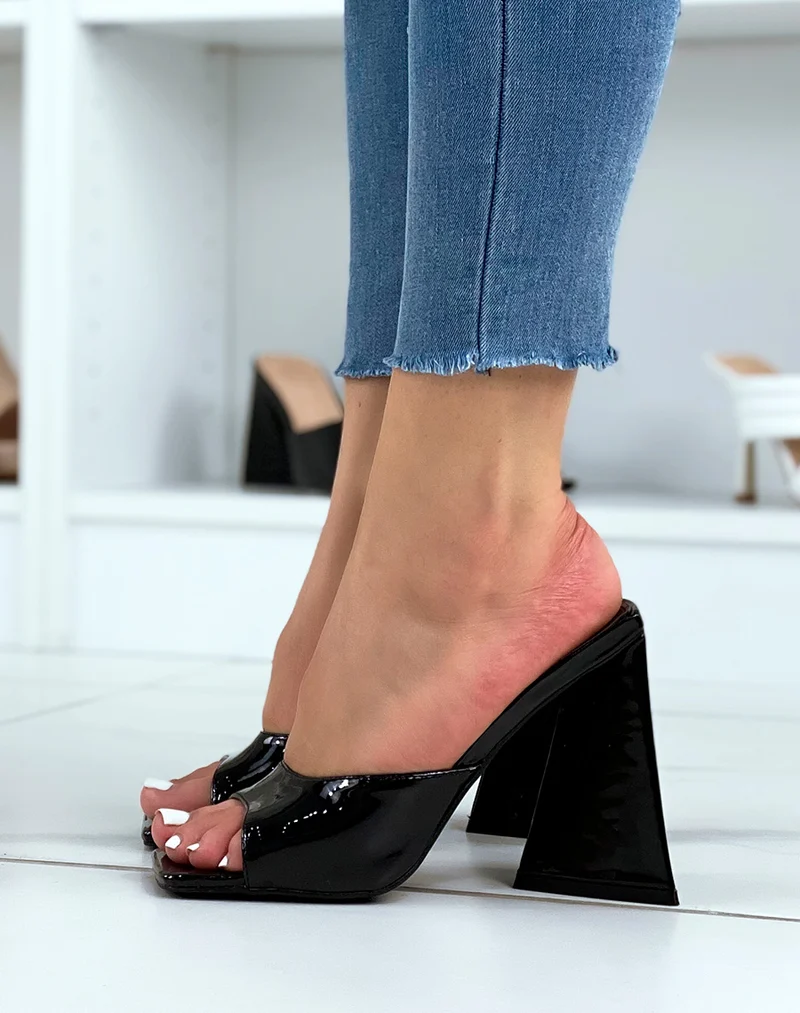 Mules noires vernies à talon triangulaire