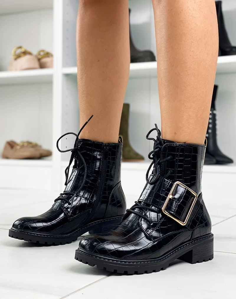 Bottines noires effet croco ornées d’une grosse boucle dorée