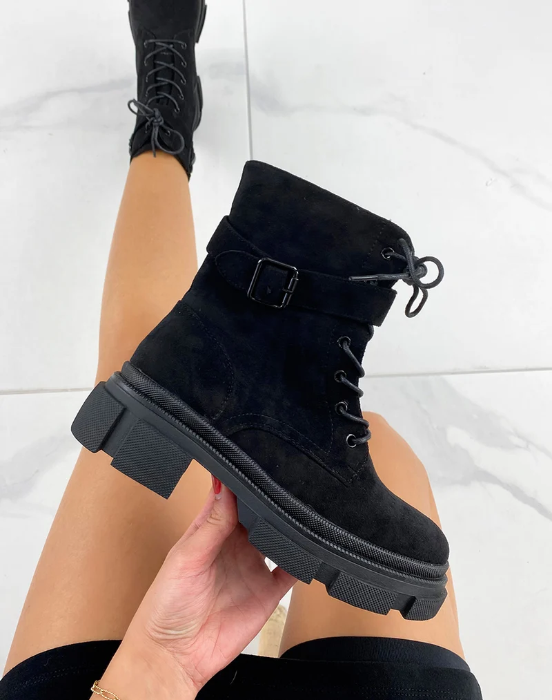 Bottines en suédine noires lacées à lanière et semelle crantée
