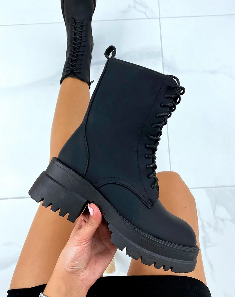 Bottines montantes noires lacées à semelle à talon cranté