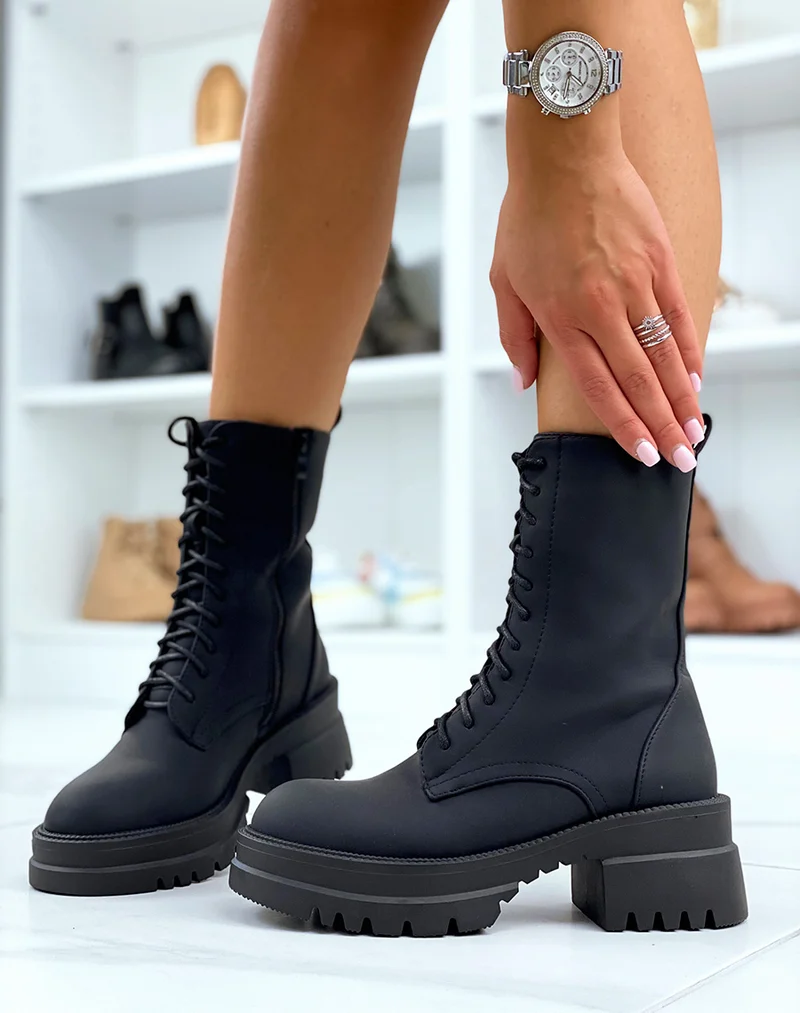 Bottines montantes noires lacées à semelle à talon cranté