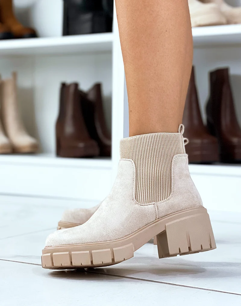 Bottines beiges en suédine style chelsea à semelle crantée talonnée