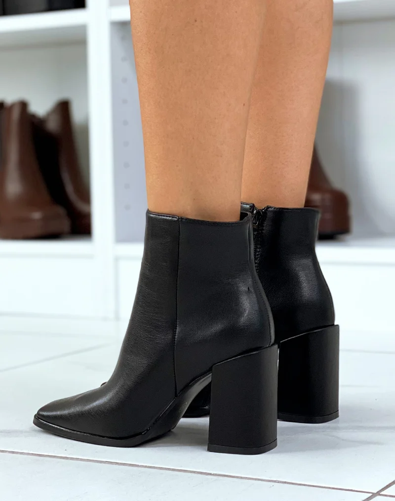 Bottines noires à talon et à bout carré