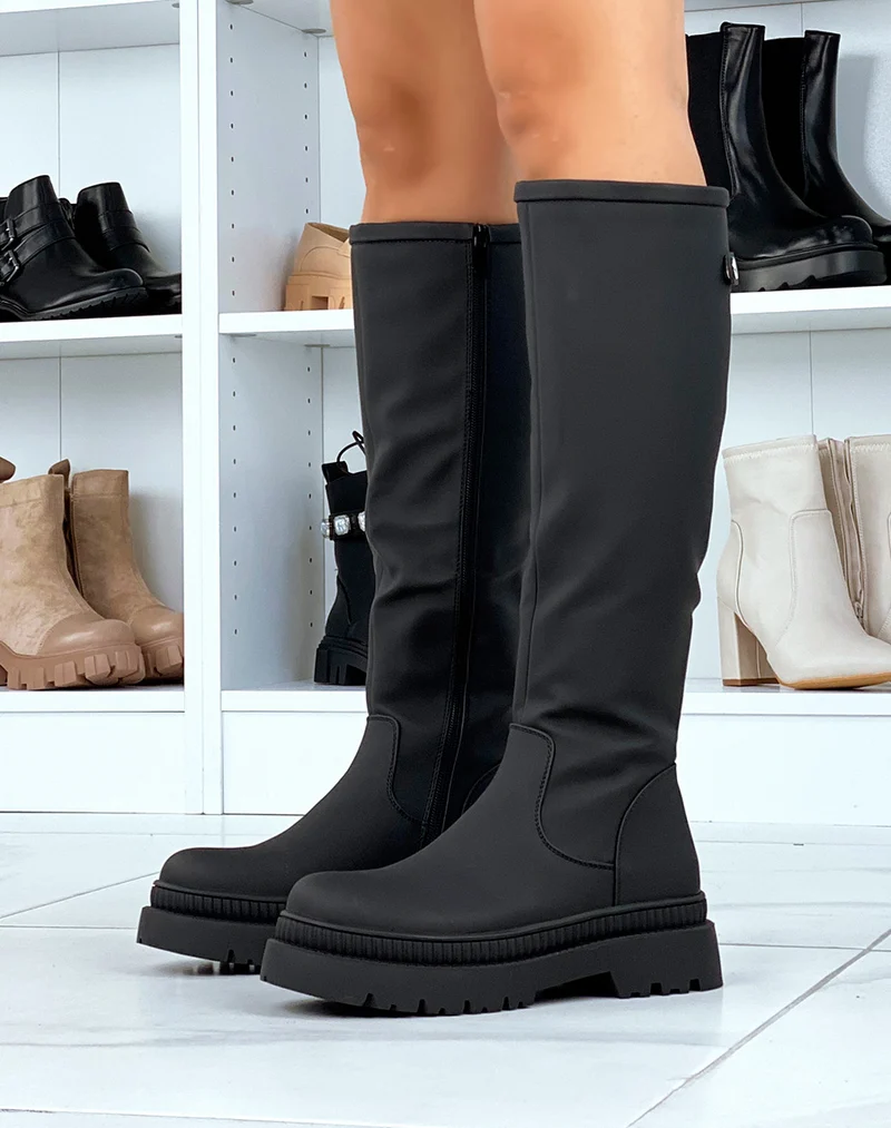 Bottes noires gommées à semelle crantée