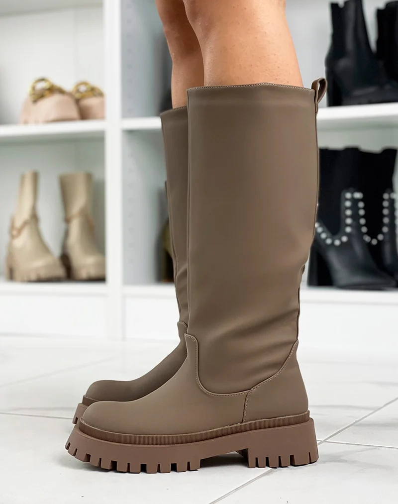 Bottes hautes marron foncé gommées à semelle épaisse