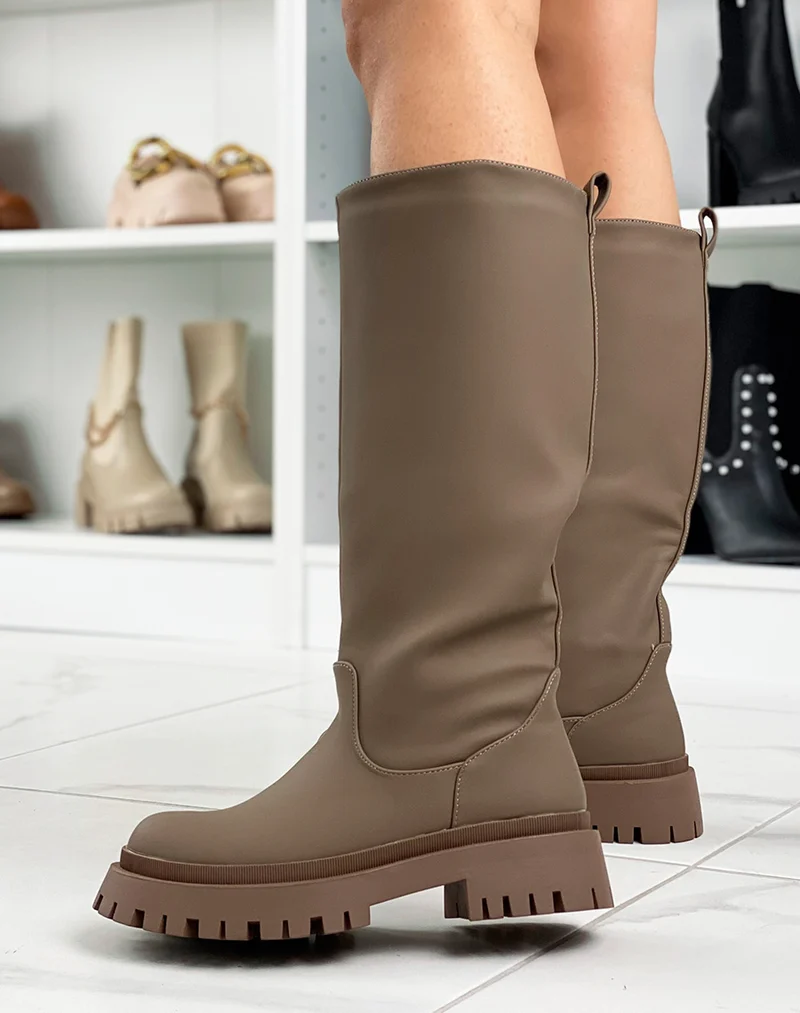 Bottes hautes marron foncé gommées à semelle épaisse