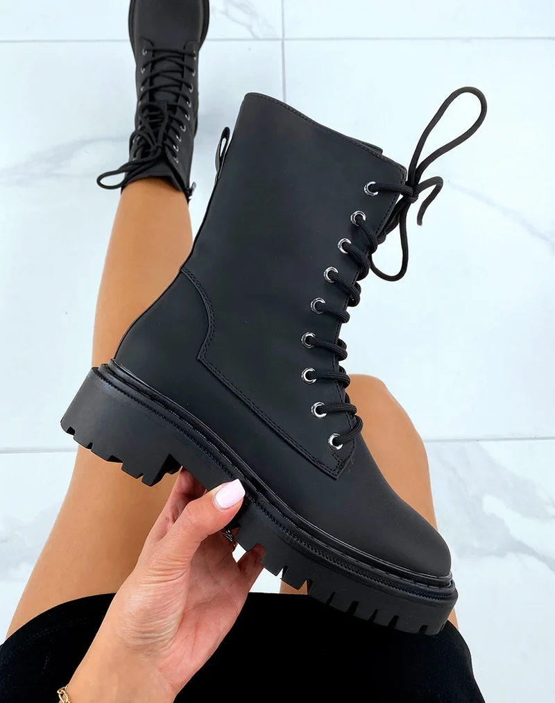 Bottines noires montantes mattes à lacet et semelle talonnée
