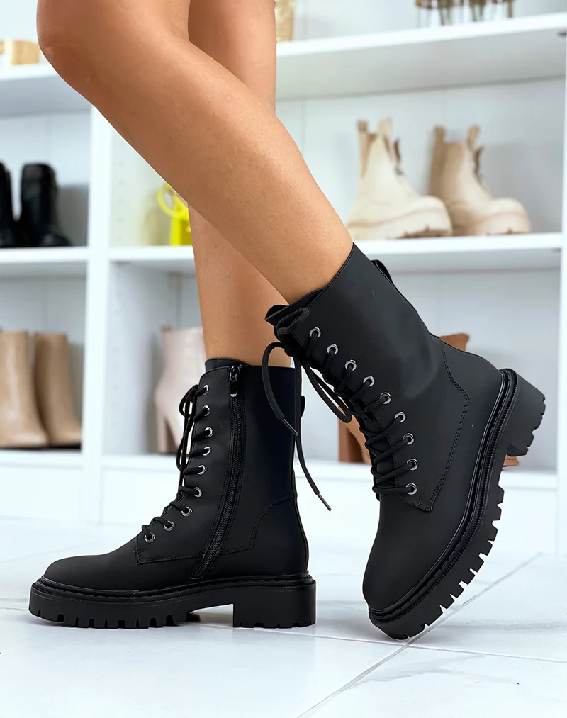Bottines noires montantes mattes à lacet et semelle talonnée