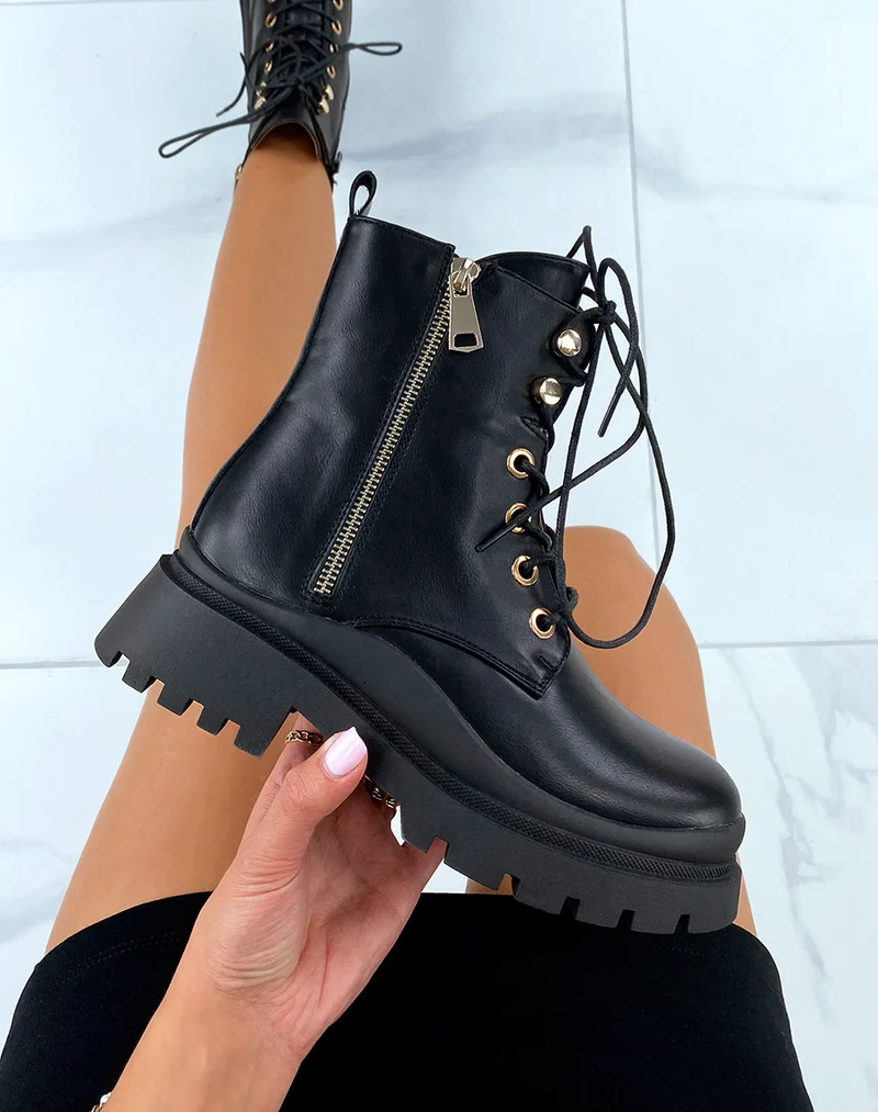 Bottines noires à semelle crantée à détail doré