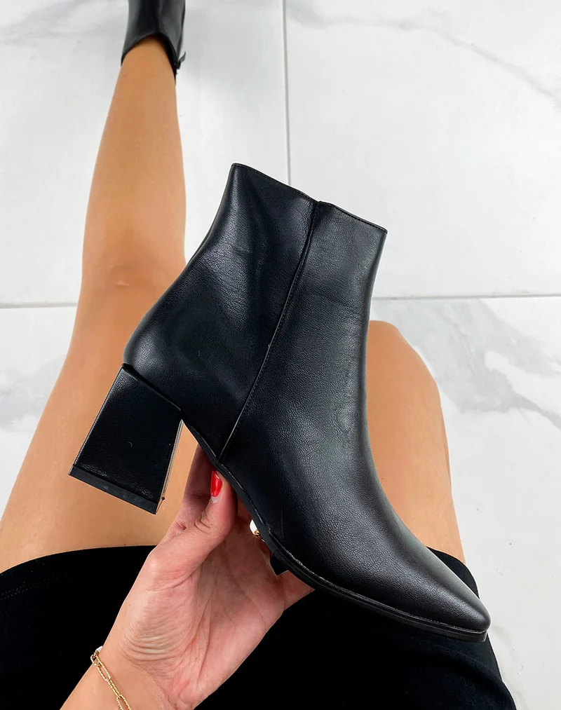 Bottines noires à talon et bout carrés