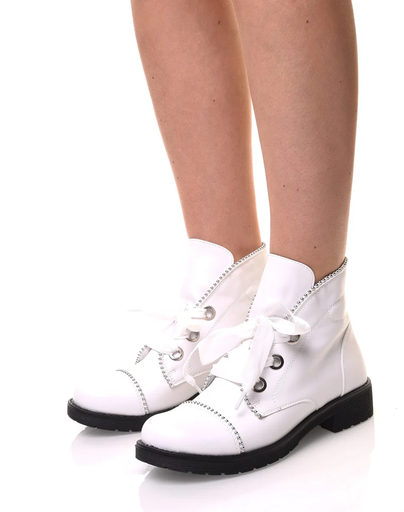 Bottines blanches cloutées à semelles épaisses