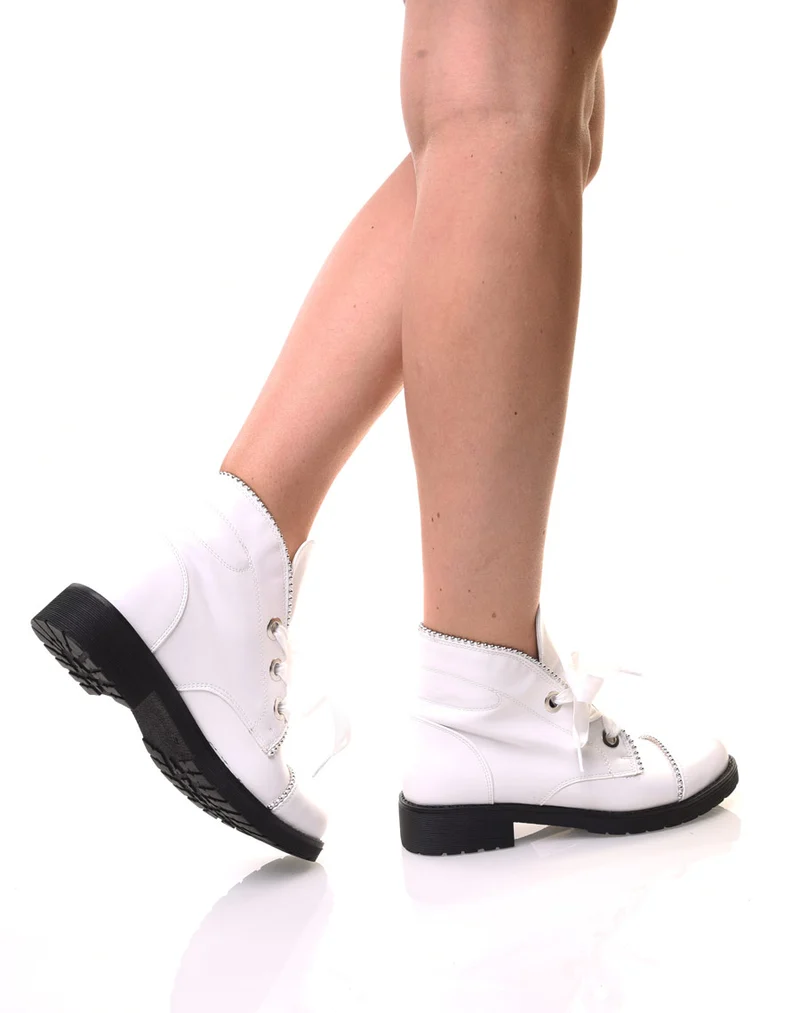 Bottines blanches cloutées à semelles épaisses