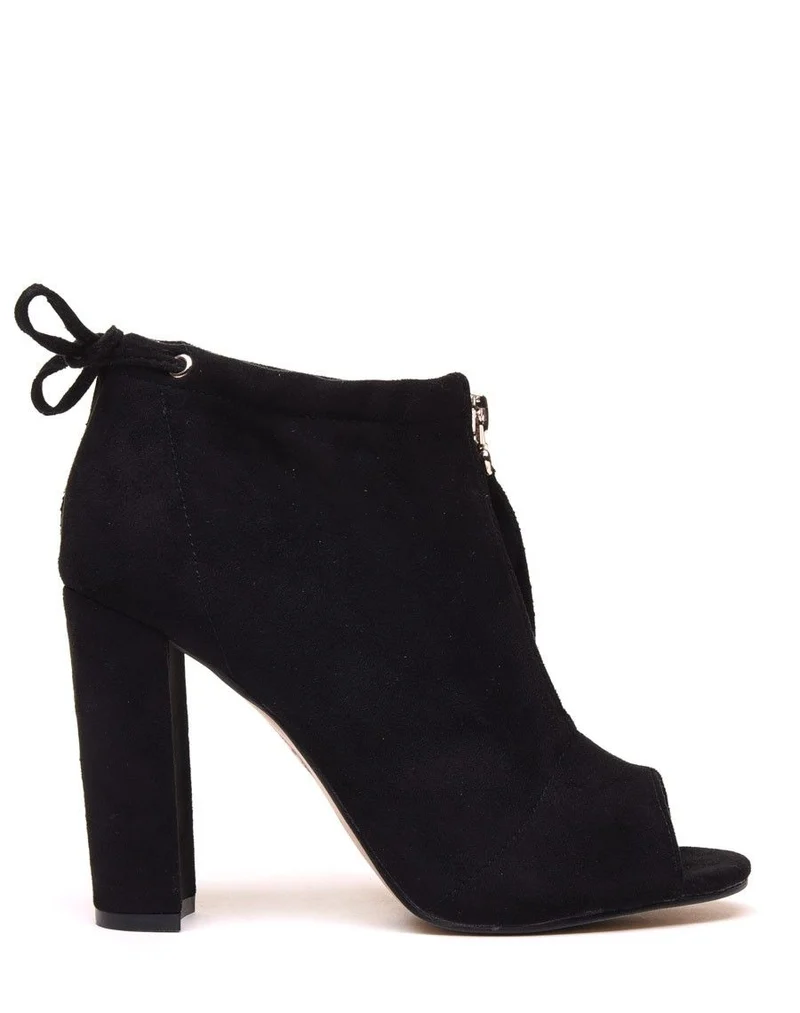 Sandales noires à talons en suédine