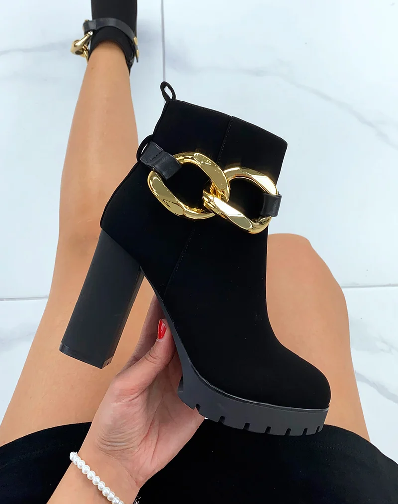 Bottines noires à talons en suédine