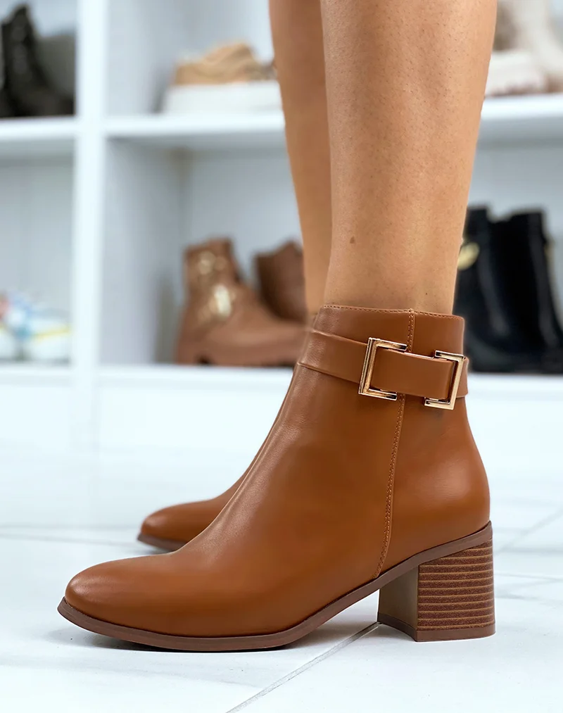 Bottines camel à talon et boucle carrée décorative