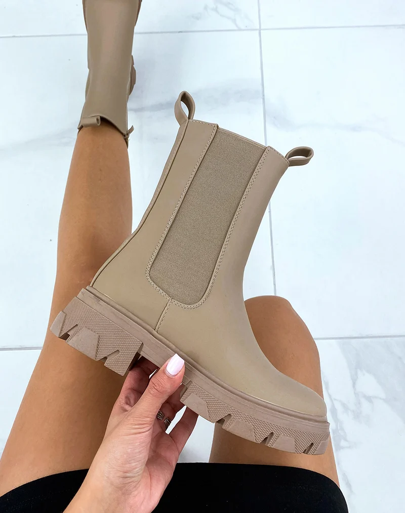 Bottines beige foncé montantes style chelsea à semelle crantée