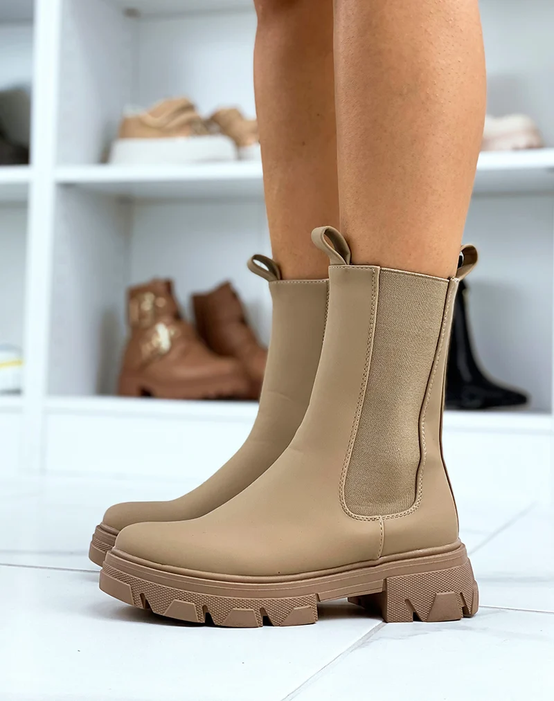 Bottines beige foncé montantes style chelsea à semelle crantée