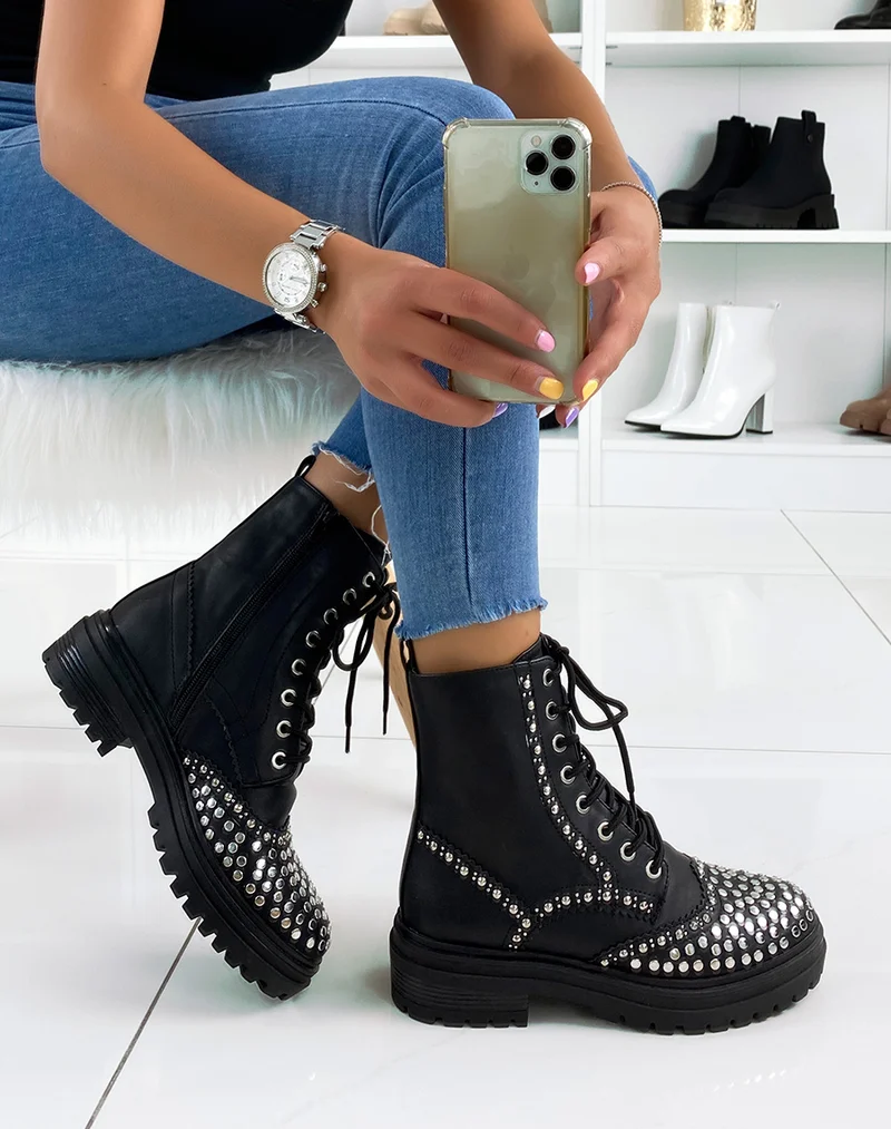 Bottines noires ornées de multiples clous