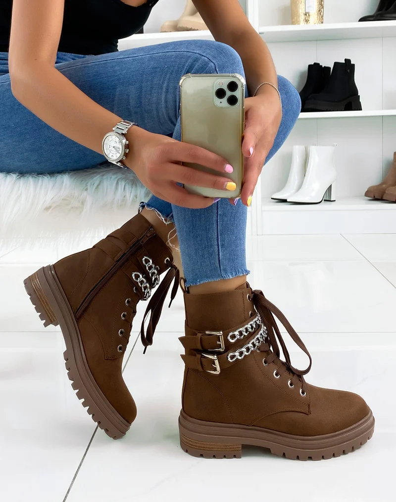 Bottines en suédine chocolat à doubles brides chainées