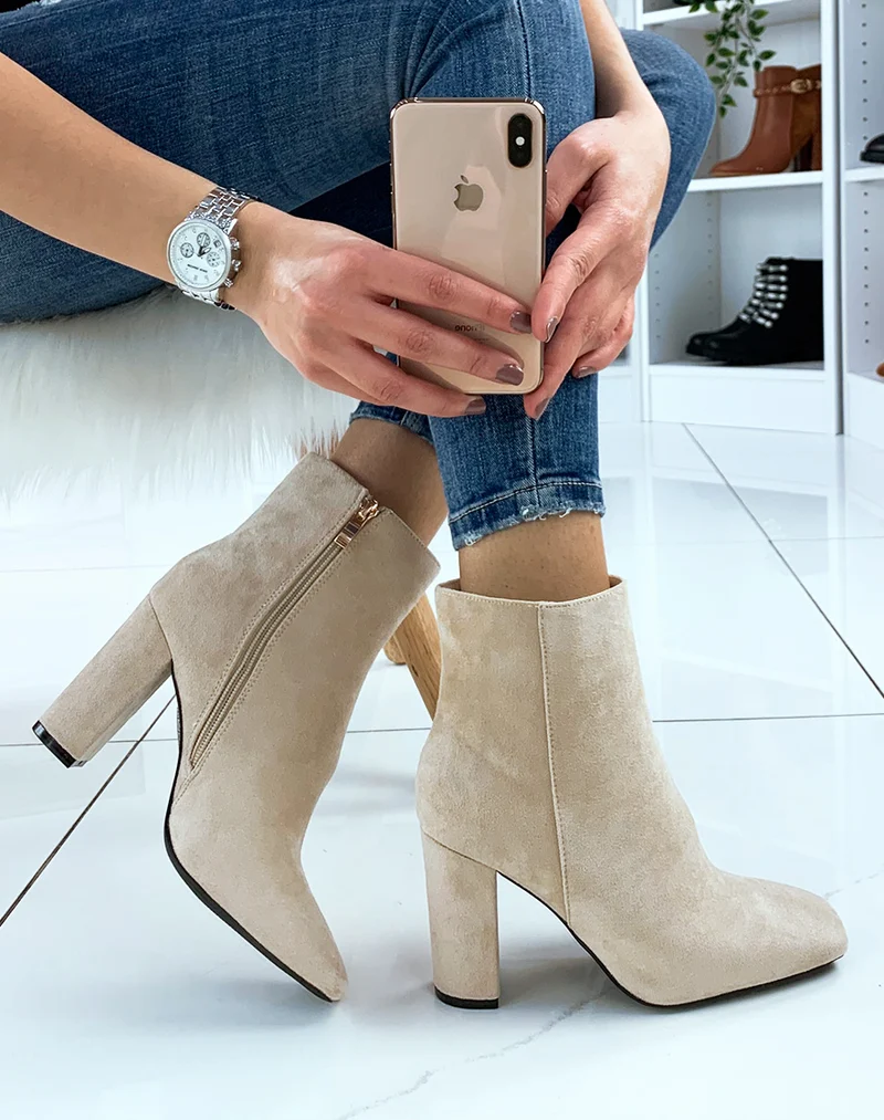 Bottines en suédine beige à talon
