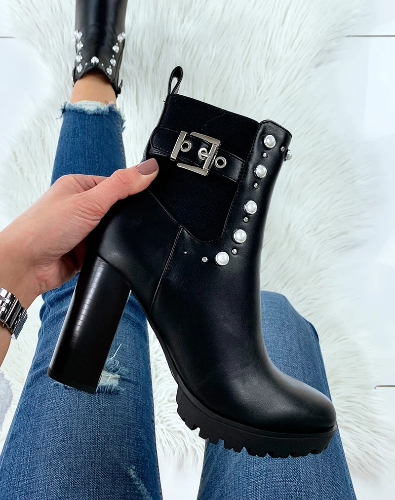 Bottines noires à talon ornées de perles