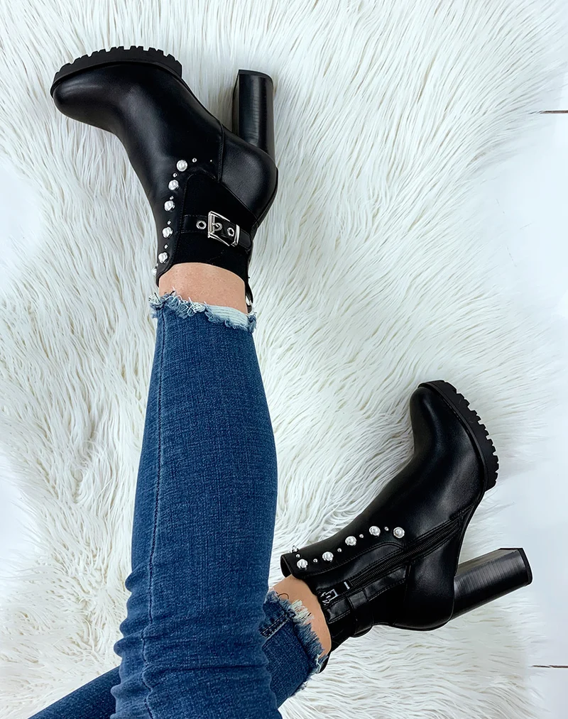 Bottines noires à talon ornées de perles