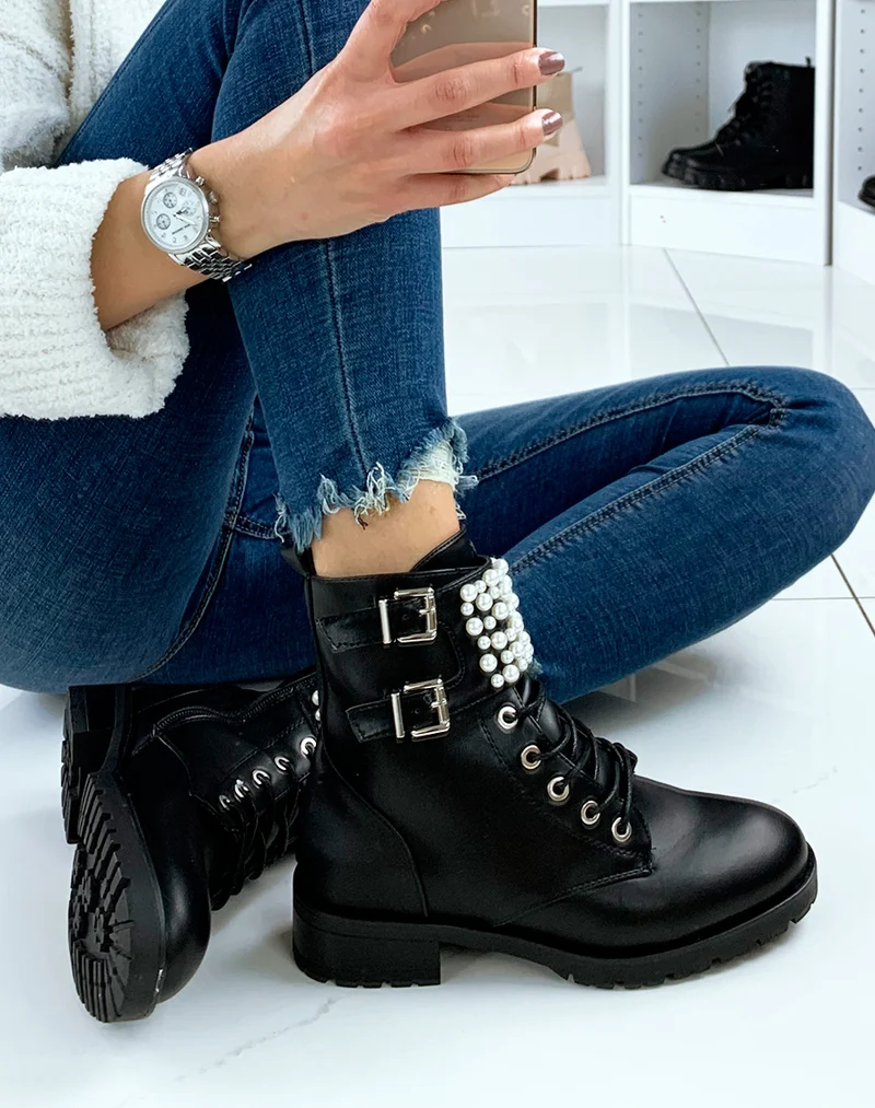 Bottines noires à lacets ornées de perles