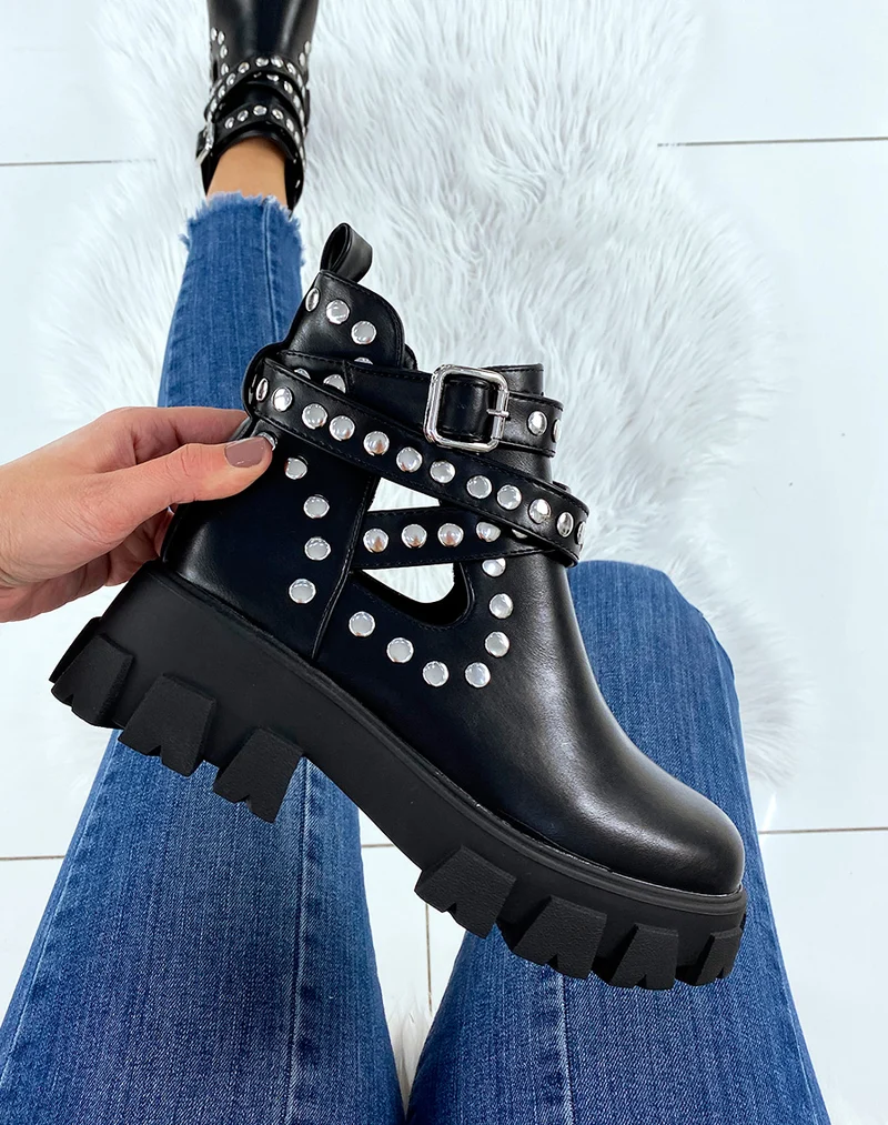Bottines noires ouvertes cloutées à semelles crantées