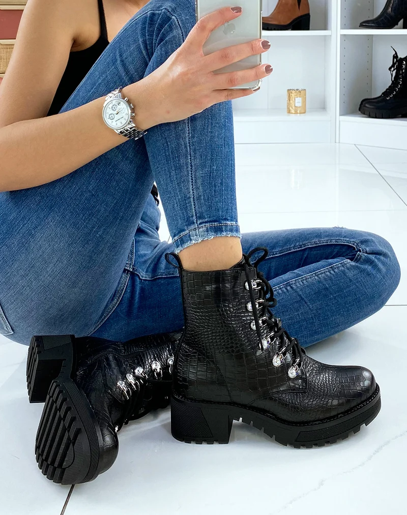 Bottines montantes lacées noires effet croco à strass