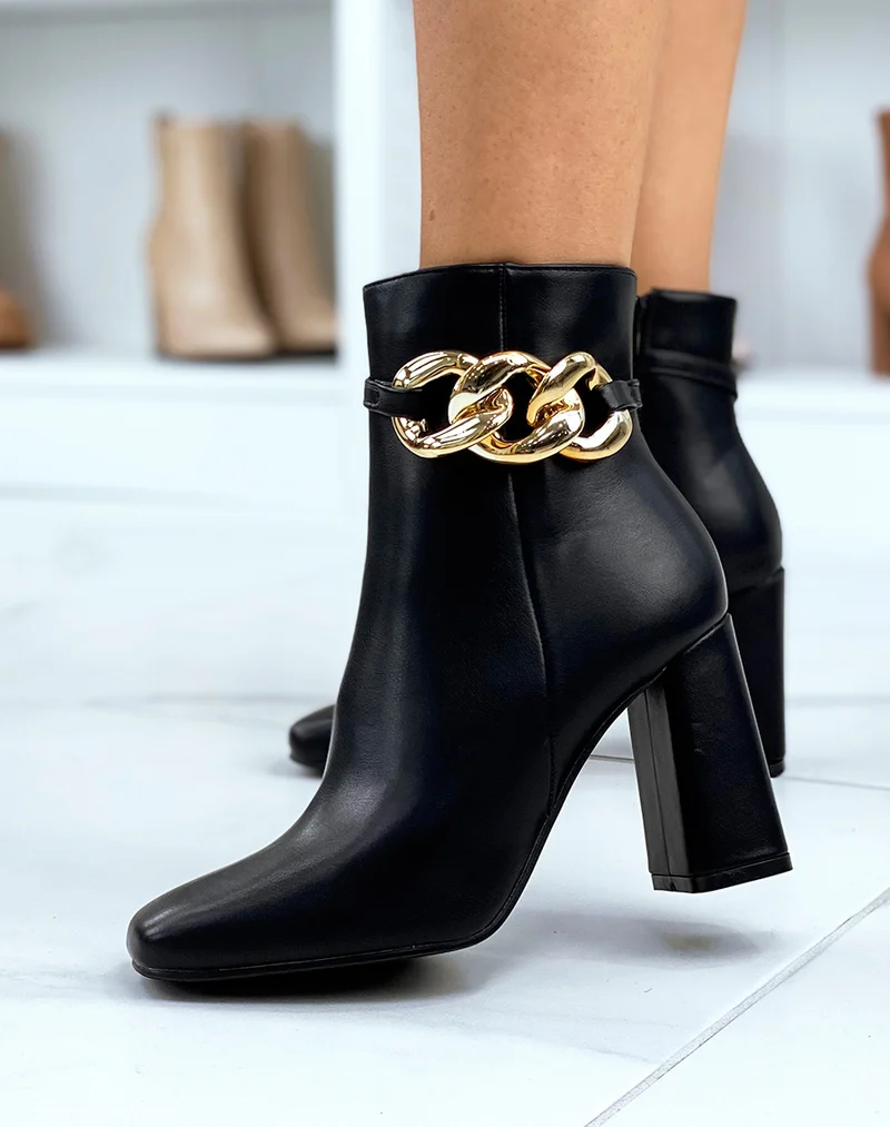Bottines à talon noires à bout carré et chaine dorée