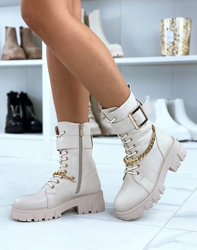 Bottines beiges montantes à chaîne et lanière dorée